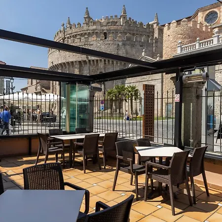 オスタル レスタウランテ プエルタ デル アルカサル ゲストハウス Ávila
