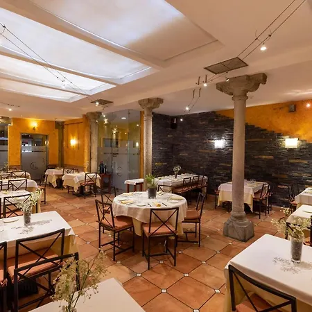 Guest house Restaurante Puerta Del Alcazar 2*