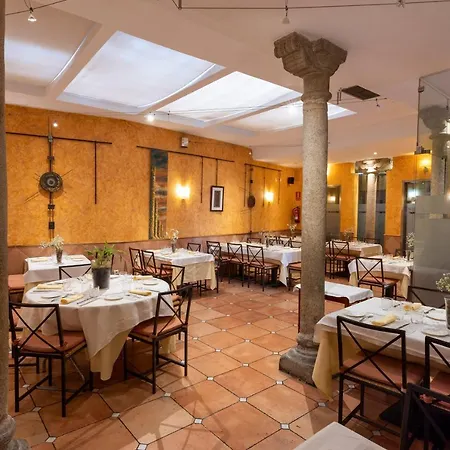 Guest house Restaurante Puerta Del Alcazar 2*