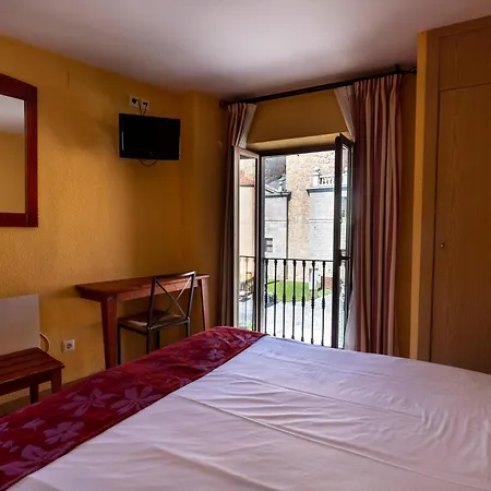Guest house Restaurante Puerta Del Alcazar 3*