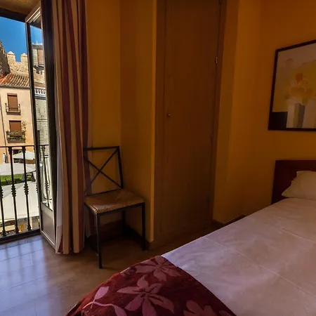 Guest house Restaurante Puerta Del Alcazar 3*