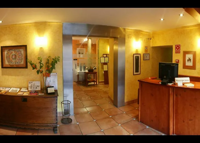 阿卡萨之门旅馆及餐厅 Ávila